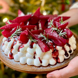 Pavlova De Noël Aux Poires Pochées Au Vin Chaud