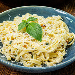 Tagliatelle Mit Zitronen-basilikum-sauce