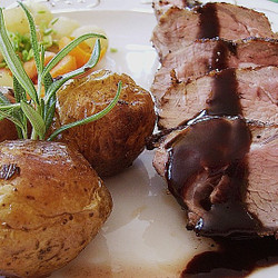 Lammhüfte Gebraten Mit Gemüseperlen In Einer Lamm-rotwein-reduktion