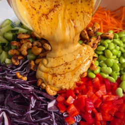 Thai Quinoa Salat mit Mango-Erdnuss-Soße 🥭