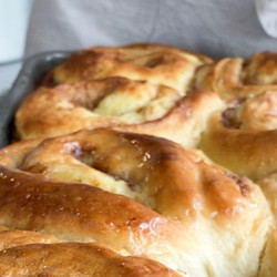Vanilla Custard Cinnamon Rolls