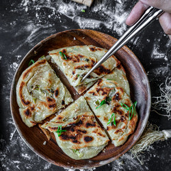 Taiwanese Scallion Pancakes (台式蔥油餅)
