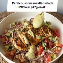 Parelcouscous Met Gegrilde Kip &amp; Groene Pesto-yoghurt Dressing