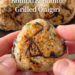 Onigiri grillés aux saveurs de konbu salé et de bonites séchées