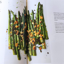 Geroosterde groene asperges met amandelen, kappertjes en dille