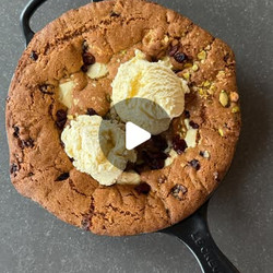Skillet Cookie Met Pistache, Witte Chocolade En Cranberry
