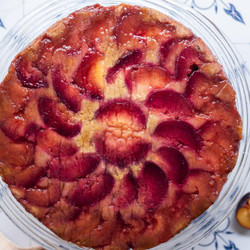Veganer Upside-down-cake Mit Pflaumen