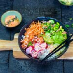 Kleurrijke Poké Bowl Met Zalm en Sriracha-mayonaise