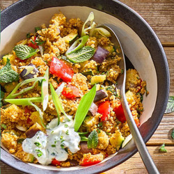 Bunter Gemüse-Couscous mit Joghurt-Kräuter-Soße
