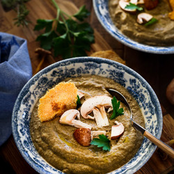 Soupe Crémeuse Aux Champignons Et Tuiles De Parmesan