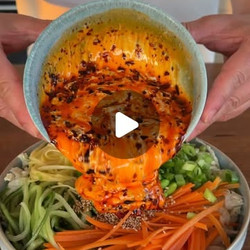 Asia-udon-salat Mit Mango, Edamame &amp; Chiliöl-joghurt