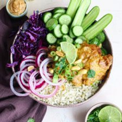 Kip Bowl Met Pittige Pindasaus