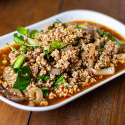 Recette Thaï Laap De Poulet À La Lime Kaffir, Menthe Et Poudre De Chili