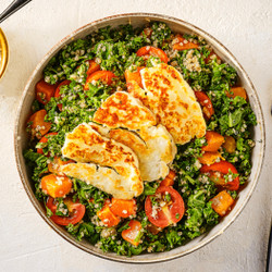 Boerenkoolsalade met pompoen en halloumi