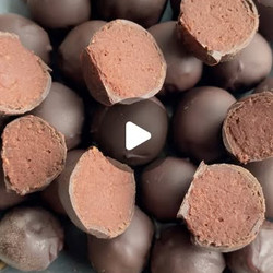 Delicious + Easy Chocolate Truffles