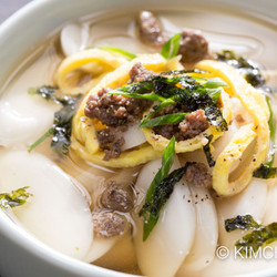 Tteok Guk (떡국) – Korean Rice Cake Soup