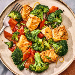One-skillet Garlicky Salmon &amp; Broccoli