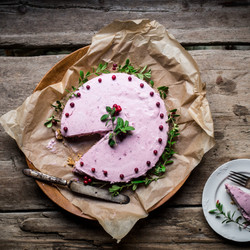 Whipped Lingonberry Cheesecake (tyttebærfromasjkake)