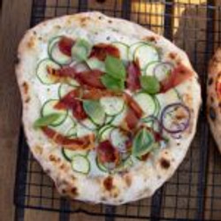 Pizza Med Squash, Mascarpone Og Sprød Skinke
