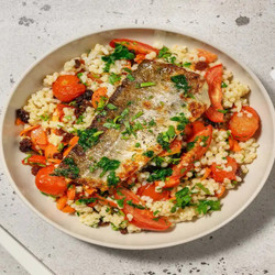 Heek Met Peterseliesaus Met Parelcouscous, Tomaat En Rozijnen