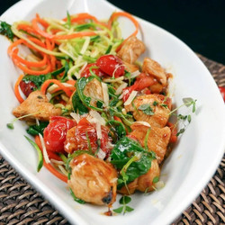 Low Carb Zoodles Mit Hähnchen Und Rucola