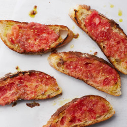Spanish-style Tomato Toast With Garlic And Olive Oil