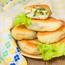 Gebratene Russische Teigtaschen - Piroschki Mit Zwiebeln Und Eiern