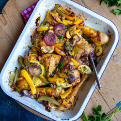 Poulet Rôti Au Four Aux Poivrons, Épices, Citron Et Oignon