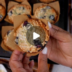 Blueberry Muffins With Crumble Topping