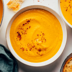Creamy Vegan Carrot Soup (1 Pot!)