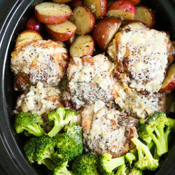 Slow Cooker Creamy Garlic Chicken And Veggies