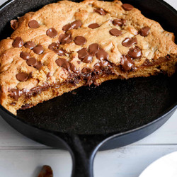 Nutella Stuffed Deep Dish Chocolate Chip Skillet Cookie (pizookie)