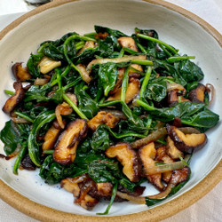 Quick Buttery Spinach With Onions, Garlic And Shiitake