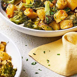 Crispy Gnocchi Traybake With Leeks &amp; Broccoli