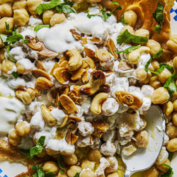Chickpeas and garlic yoghurt with bread