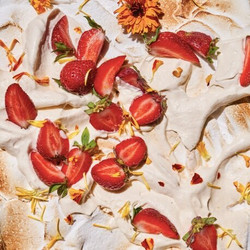 Mariana Velásquez's Merengón De Fresa Y Crema De Diente De León