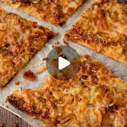 Milhojas Crujiente De Patata, Cebolla Y Queso