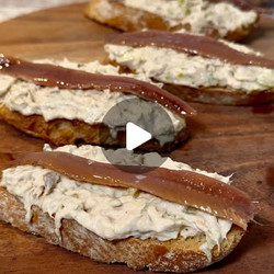 Tosta De Ventresca De Atún Y Anchoas