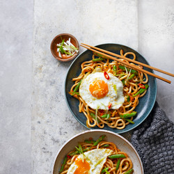 Kimchi-noedels Met Sesam-spiegelei (Vegetarian)