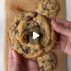 Nyc Style Thick Chocolate Chip Cookies