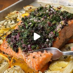 Saumon Rôti Au Fenouil, Orange Et Citron Et Sauce Aux Herbes
