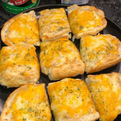 Cheesy Garlic Bread with Crabmeat
(Chef Alden Boudy)