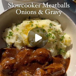 Slowcooker Beef Meatballs, Onions &amp; Gravy