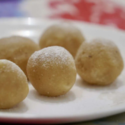 Low Carb Vanilla Cake Truffles