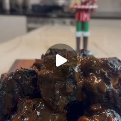 Braised Oxtails With Red Wine And Beef Broth
