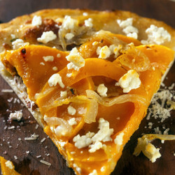 Kürbis-pizza Mit Zwiebeln Und Schafkäse