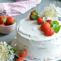Pastelroze Aardbeientaart Met Vlierbloesemroom