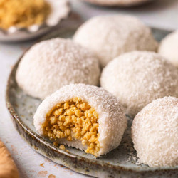 Coconut Peanut Mochi (lo Mai Chi)