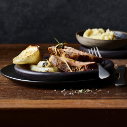 Cou De Porc Au Sel Aux Épices Sur Lit D'oignons