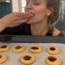 Swedish "hallongrottor" (raspberry Cookies 🌸)
